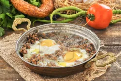 Kıymalı Domatesli Yumurta