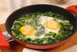 Kıymalı Yumurtalı Ispanak