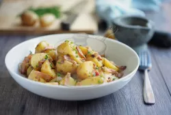 Tarhunlu ve Karidesli Patates Salatası