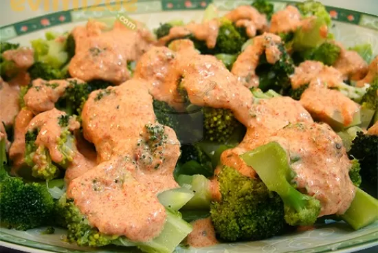 Sarımsaklı Acı Biber Soslu Brokoli Salatası